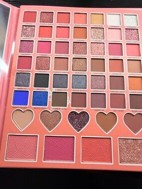 Coral Multi-Shade Eye & Cheek Palette - Pink & Peach Tones